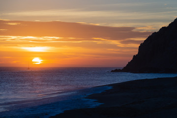 Obraz premium Serene golden beach sunset on the Pacific Ocean in Mexico.