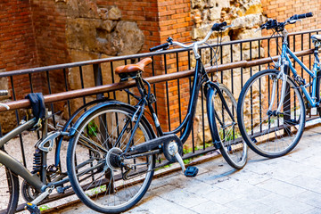 Obraz premium Bicycles are at the old brick wall