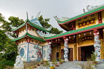 Phap Lam pagoda dragon sculpture on the roof