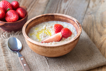 Bowl of oats with fresh strawberries