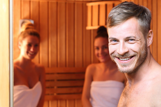 Sauna.  Grupa przyjaci&oacute;ł w saunie.