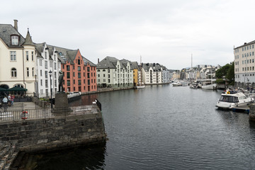 Fototapeta na wymiar Alter Hafen in Ålesund, Norwegen