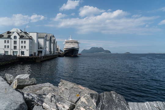 Kreuzfahrtschiff in &Aring;lesund