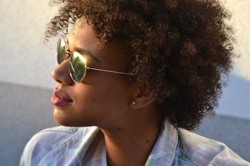 Afrikanische Frau mit Sonnenbrille
