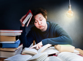 Student ist im Stress und lernt nachts für Examen um sich auf die Prüfung vorzubereiten