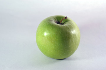 Manzana verde sobre fondo blanco 
