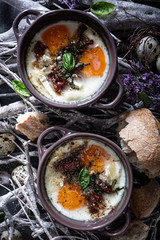  Oeuf Cocotte au Basilic, Tomate S&eacute;ch&eacute;e, Fromage pour le Brunch de P&acirc;ques