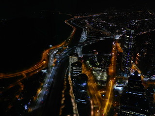 Vista nocturna de la ciudad de Santiago de Chile desde el Sky Costanera en el piso 62. 