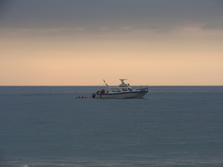 Fototapeta na wymiar Barco observado en la mitad del Océano Pacífico.