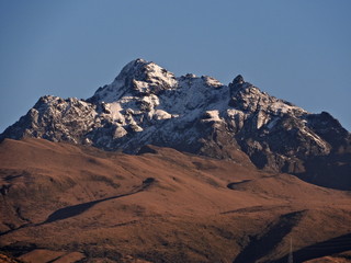 Montaña del Guagua Pichincha con nieve a causa del invierno en Ecuador.