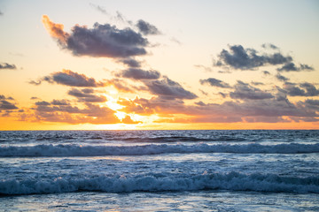 Obraz premium Beautiful orange sunset over Pacific Ocean from Manhattan Beach, California