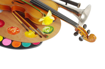 Violin, art palette and a bouquet of daffodils.