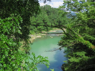 静かな川の流れ