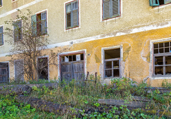 Fototapeta na wymiar Lost Place, Ruine, verfallene Gebäude in Prags, Südtirol