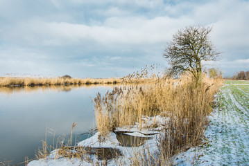 zamarznięta rzeka, zima