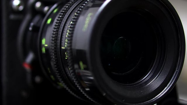 Professional cinema camera lens racking focus from one end to another, production behind the scenes
(close up shot)