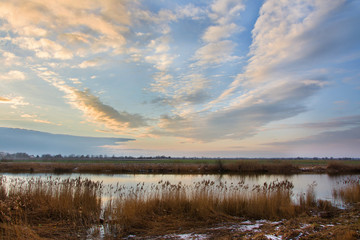 Obraz premium piękne kolorowe chmury nad rzeką