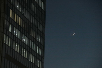 夜景、月、ビル