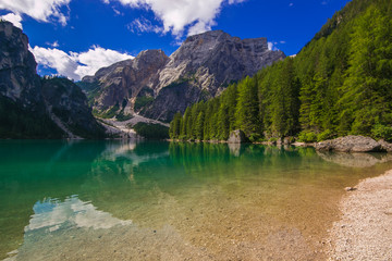 Veduta panoramica del famoso lago di Braies in Alto Adige, Sud Tirolo, Italia