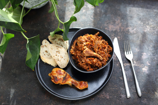 Bigos z kiszonej kapusty i udko z kurczaka z pieczywem
