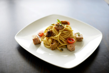 spaghetti tonno e pomodorini ciliegino 