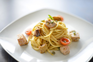 spaghetti tonno e pomodorini ciliegino 