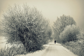 samotny człowiek na drodze, zima