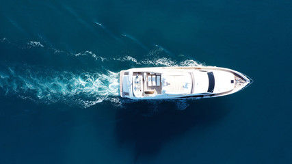 Luchtfoto drone foto van luxe jacht cruise in de Middellandse Zee diepblauwe zee