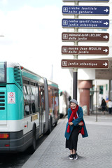 Femme; panneaux parisiens et bus RATP