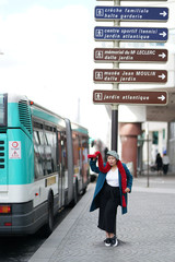 Femme; panneaux parisiens et bus RATP