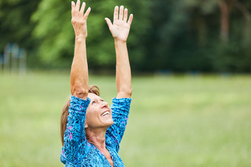 Frau macht Yoga Übung im Wellness Kurs