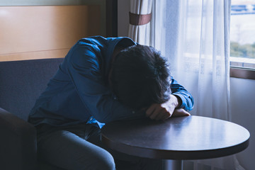 落ち込む男性