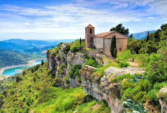 Ansicht der romanischen Kirche von Santa Maria de Siurana in Katalonien, Spanien - View of the Romanesque church of Santa Maria de Siurana in Catalonia