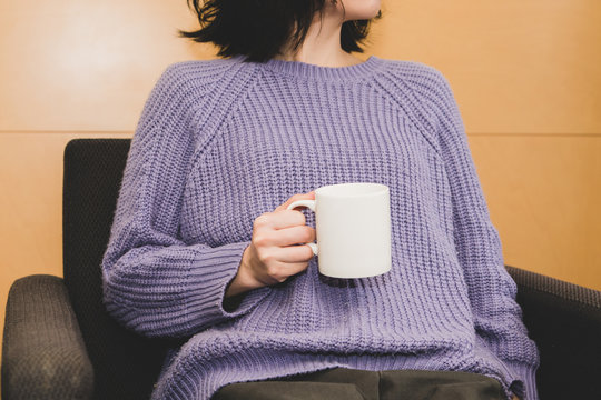 マグカップを持つ女性 Stock 写真 Adobe Stock
