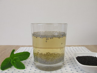 Eistee mit Basilikumsamen