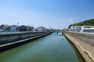 Obraz premium 湯浅町 街並み 山田川