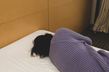 ベッドで落ち込む女性