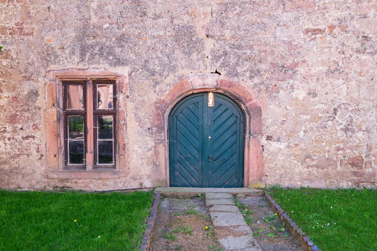 Fassade eines alten Geb&auml;udes mit Tor uind Fenster
