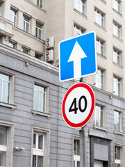 One way traffic sign and speed limitation sign 