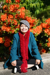 Femme beret et écharpe rouge jardin et massif d'hibiscus