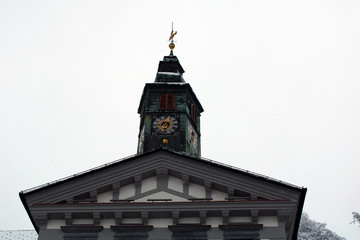 Frontone triangolare di facciata barocco e neve
