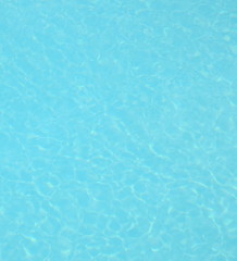 Türkisfarbenes klares Wasser im Schwimmbecken