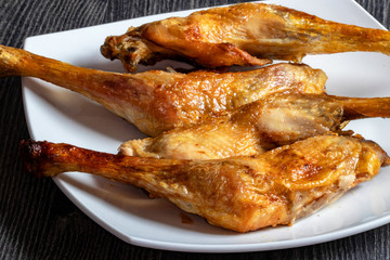 Cuisses de poulet rôties sur une assiette blanche
