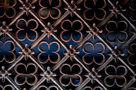 Arri&egrave;re plan m&eacute;tal au motif floral, ferronnerie d'art