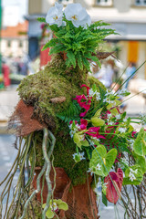 Street floral decorations that symbolize one human form