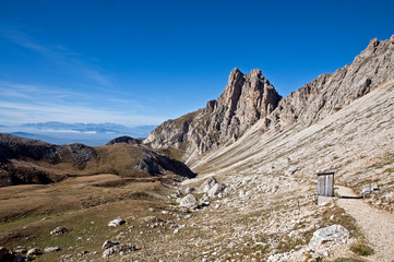 Fototapeta na wymiar Wanderweg mit Bergipfeln auf der Seiser Alm, Süttirol