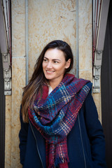 fröhliche Frau im Mantel