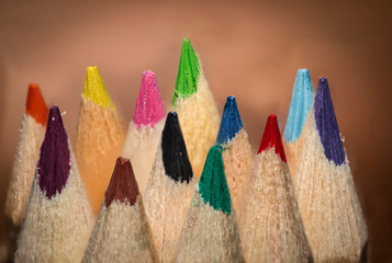 Buntstifte, Bleistifte in Reih und Glied