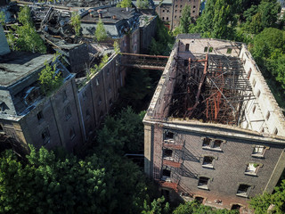 Eine zusammengefallene Fabrik