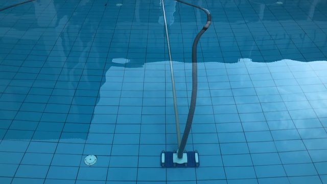 cleaning swimming pool with vacuum robot